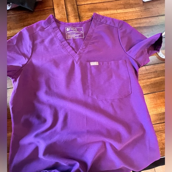 2pc bundle of FIGS Scrub Tops - Picture 2 of 16